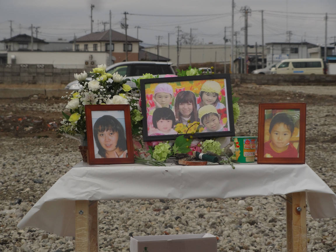A year has passed, I went to where our kindergarten used to be. I laid flowers down for the people who died, and prayed for them. A friend who was in my class; a friend I played with in kindergarten; Miss Rie, one of my teachers. I found out they died. 玉田 真菜 / Mana Tamada
