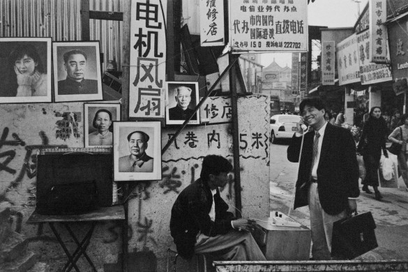 A man making a phone call at Luohu Street. 1990 © Yu Haibo