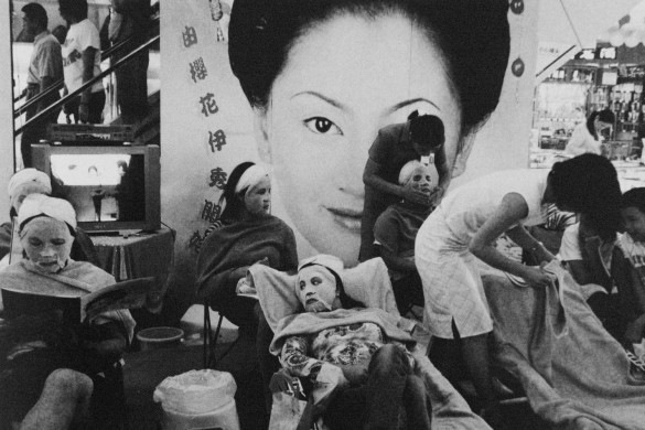 Shenzhen women trying free facial care. 1998 © Yu Haibo