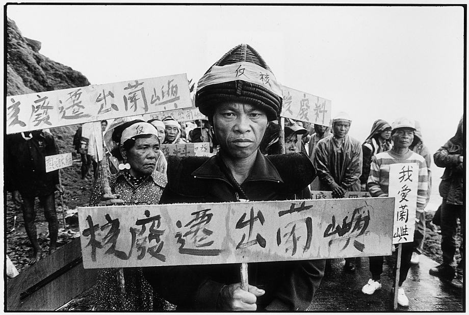 DIGNITY AND HUMILIATION: A MARGINALIZED TERRITORY IN LANYU (1987). © Guan Xiao-Rong, Taiwan.