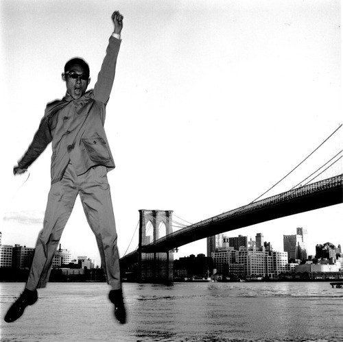 © Tseng Kwong Chi, New York, New York (Brooklyn Bridge), 1979 